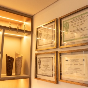 Parede de diplomas e títulos da equipe da Vie